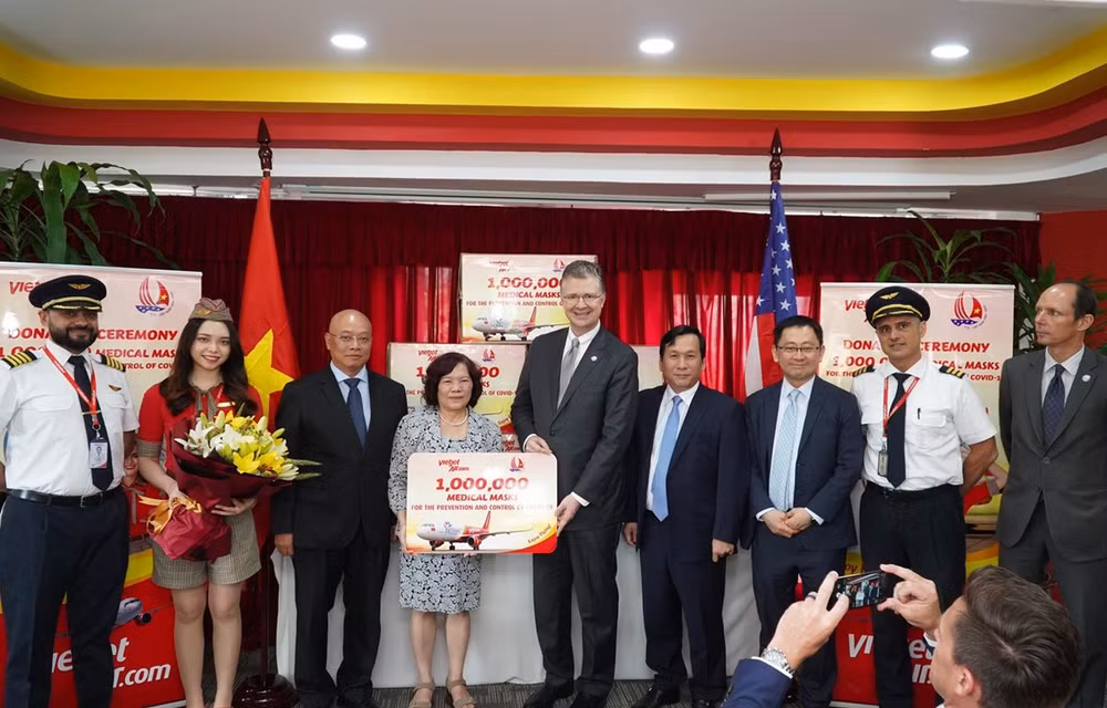 越捷航空为美国和欧洲人民赠送100万只口罩的旅程 ảnh 1 越捷航空为美国和欧洲人民赠送100万只口罩的旅程 ảnh 1