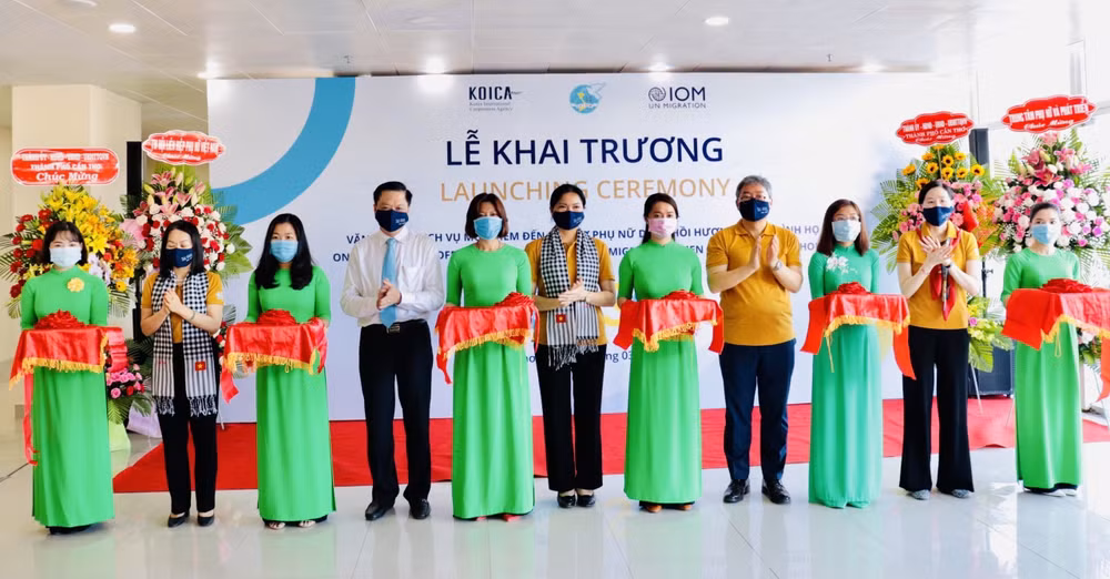 芹苴市:返乡移民妇女扶持一站式服务中心正式揭牌 ảnh 1 芹苴市:返乡移民妇女扶持一站式服务中心正式揭牌 ảnh 1