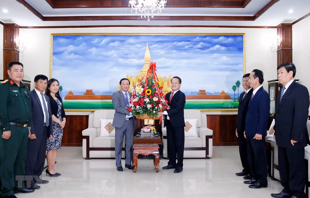 越南祝贺老挝人民革命党成立66周年 ảnh 1 越南祝贺老挝人民革命党成立66周年 ảnh 1