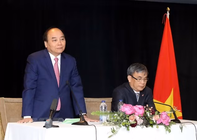 阮春福会见越南驻加拿大使馆工作人员与旅加越南侨胞 ảnh 1
