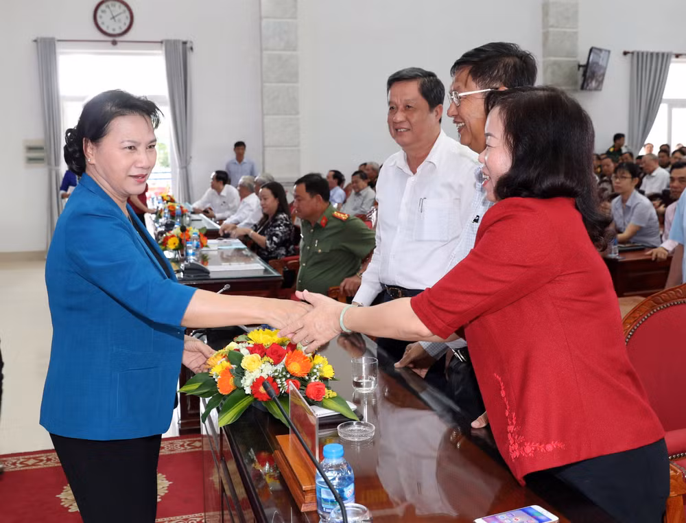 越南国会主席阮氏金银在芹苴市开展选民接待活动 ảnh 1 越南国会主席阮氏金银在芹苴市开展选民接待活动 ảnh 1