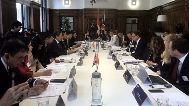 越南与英国承诺推进双边关系 ảnh 1