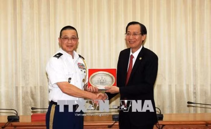 胡志明市领导会见各国驻越大使馆国防武官代表团 ảnh 1 胡志明市领导会见各国驻越大使馆国防武官代表团 ảnh 1