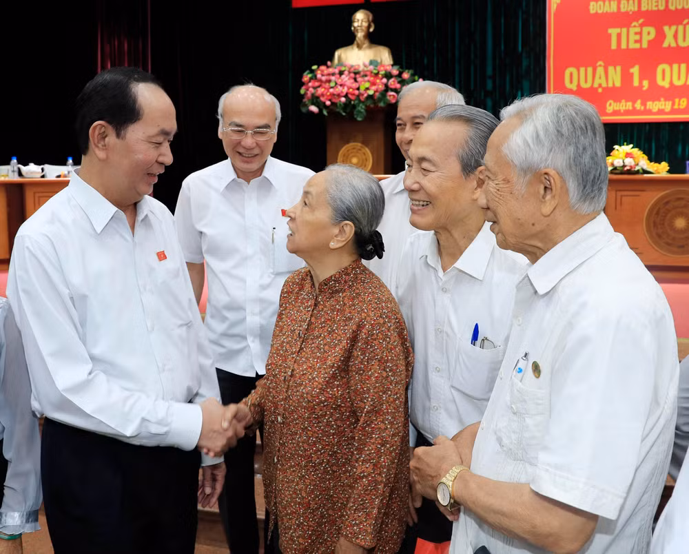 越南国家主席陈大光与胡志明市选民见面交流 ảnh 1 越南国家主席陈大光与胡志明市选民见面交流 ảnh 1