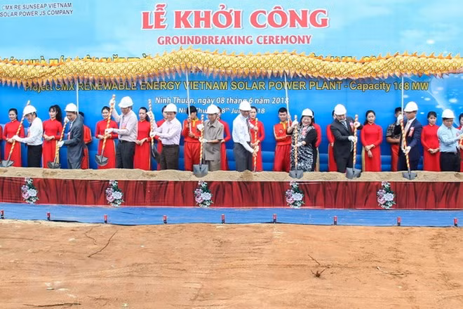 越南最大太阳能发电厂在宁顺正式动工兴建 ảnh 1