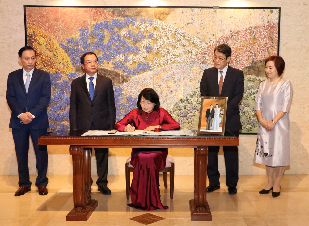 邓氏玉盛前往日本驻越大使馆向日本新天皇德仁即位表示祝贺 ảnh 1 邓氏玉盛前往日本驻越大使馆向日本新天皇德仁即位表示祝贺 ảnh 1