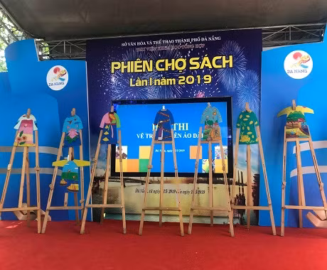 岘港市残疾儿童将自己梦想画在奥黛上 ảnh 3