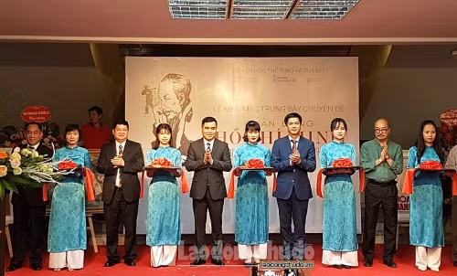 胡志明主席宣传画在胡志明市展出 ảnh 1