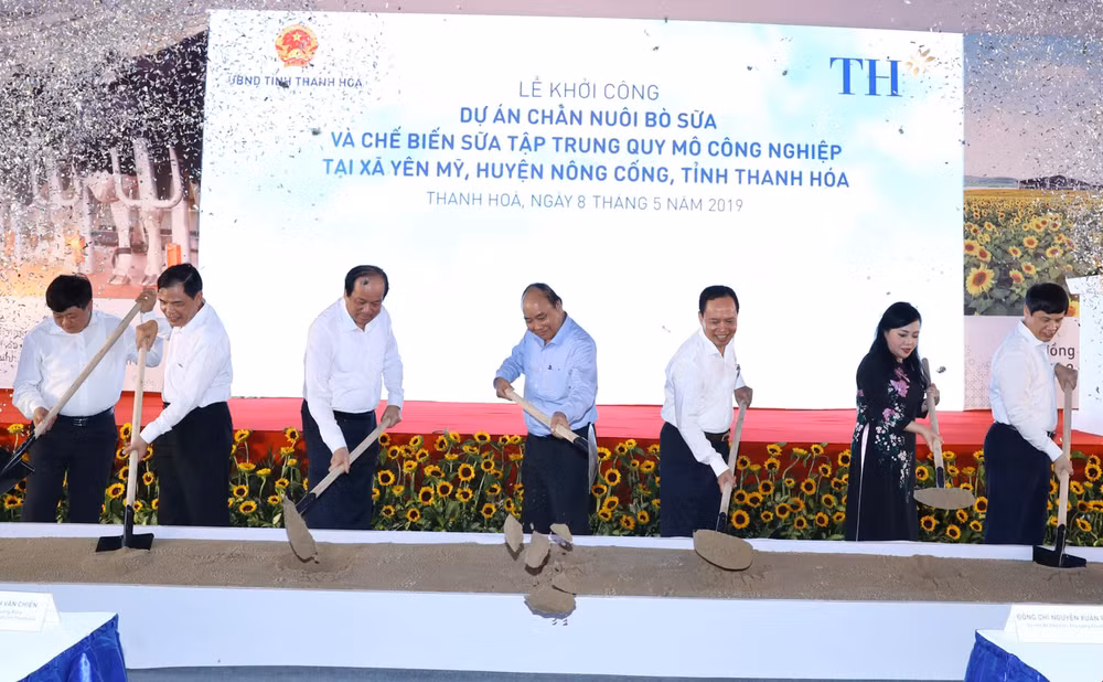 阮春福总理出席清化省奶牛养殖与牛奶加工项目开工仪式 ảnh 1