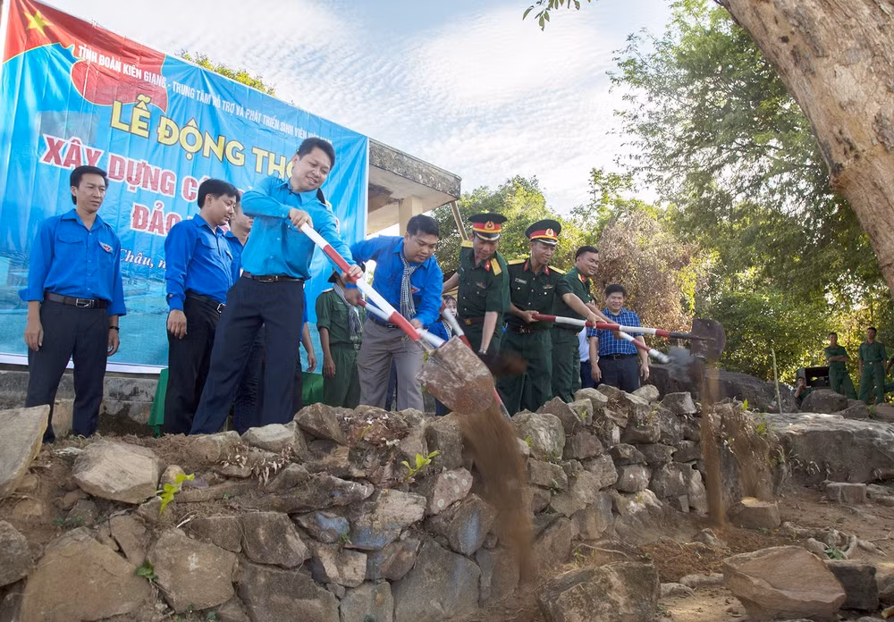 坚江省在土珠岛上兴建祖国旗台 ảnh 1 坚江省在土珠岛上兴建祖国旗台 ảnh 1