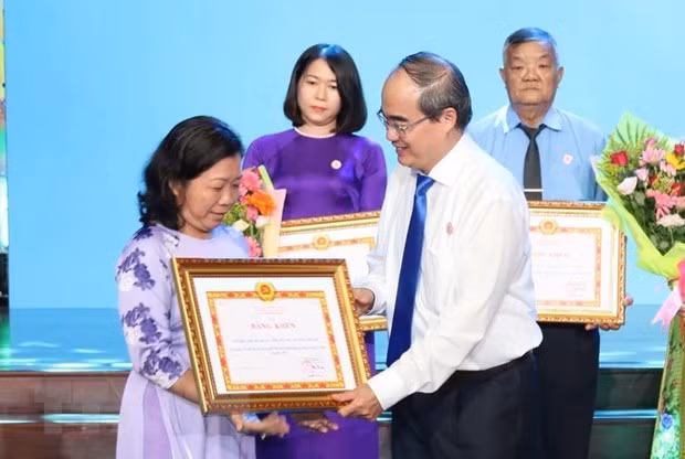 学习与践行胡志明思想、道德、作风的392名模范代表获表彰 ảnh 1 学习与践行胡志明思想、道德、作风的392名模范代表获表彰 ảnh 1
