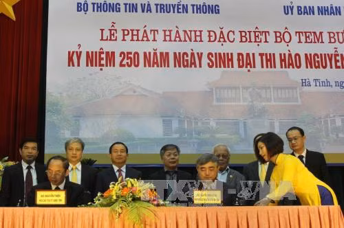 越南诗人阮攸诞辰250周年纪念邮票正式发行 ảnh 1