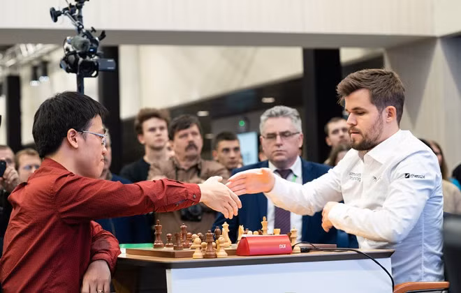 越南棋手黎光廉打败世界象棋之王马格努斯·卡尔森 ảnh 1 越南棋手黎光廉打败世界象棋之王马格努斯·卡尔森 ảnh 1