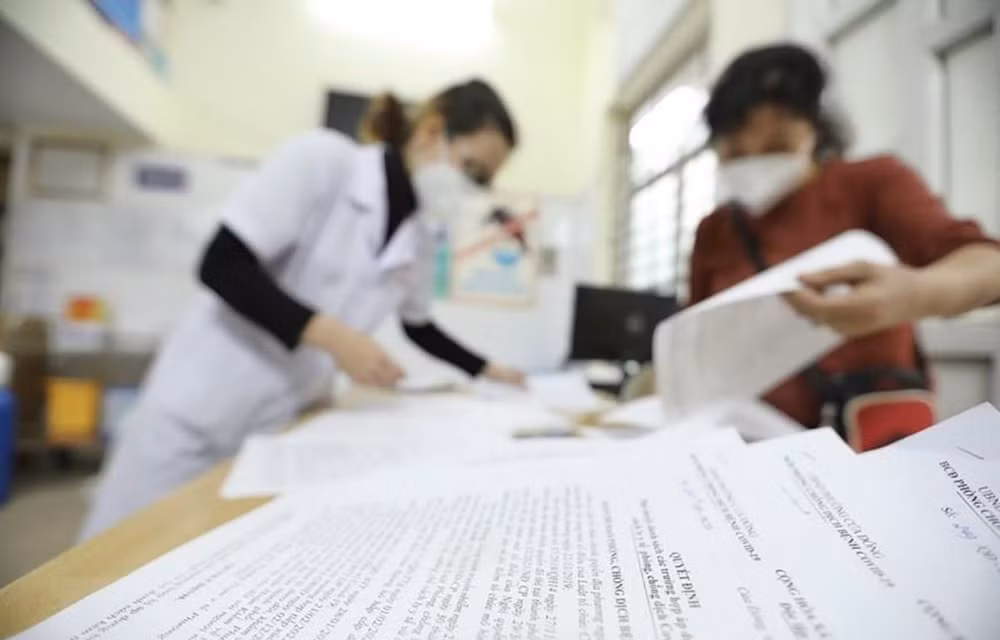 越南4月13日报告新冠肺炎新增确诊病例24623例 制定两种防疫预案 ảnh 1