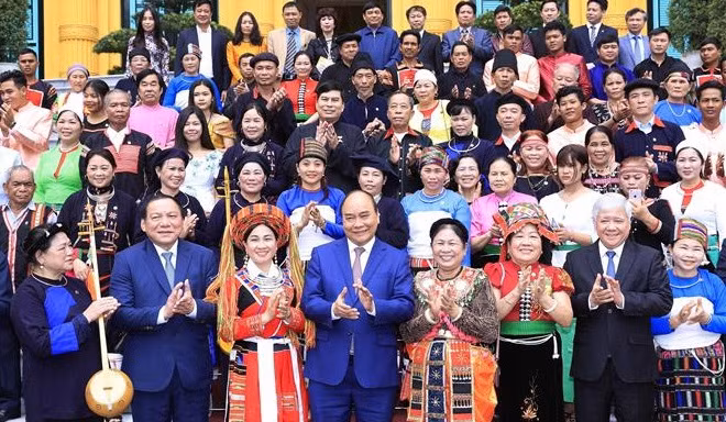 越南国家主席阮春福会见少数民族杰出乡贤、村长、艺人 ảnh 2 越南国家主席阮春福会见少数民族杰出乡贤、村长、艺人 ảnh 2