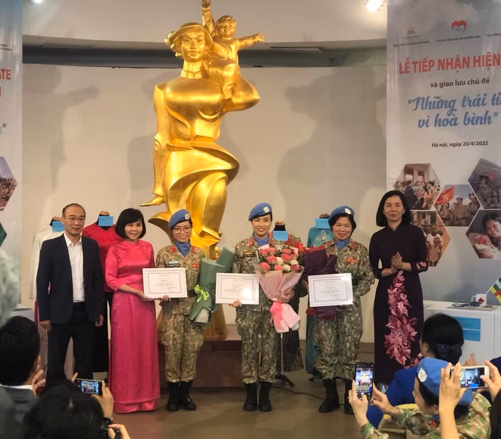 越南妇女博物馆接收“蓝色贝雷帽”女兵捐赠的实物资料 ảnh 3 越南妇女博物馆接收“蓝色贝雷帽”女兵捐赠的实物资料 ảnh 3