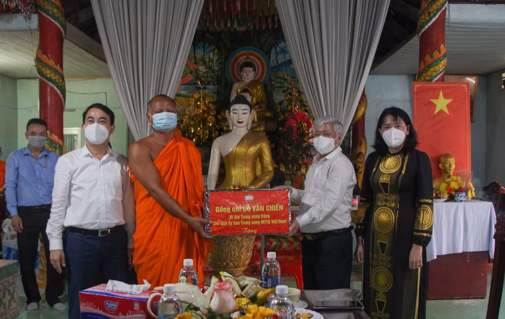 越南祖国阵线中央委员会主席杜文战在芹苴市开展泼水节走访慰问活动 ảnh 2 越南祖国阵线中央委员会主席杜文战在芹苴市开展泼水节走访慰问活动 ảnh 2