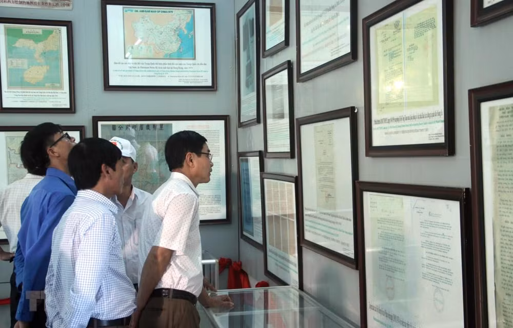 “黄沙、长沙归属越南——历史证据和法律依据”展览会在广南省举行 ảnh 1 “黄沙、长沙归属越南——历史证据和法律依据”展览会在广南省举行 ảnh 1