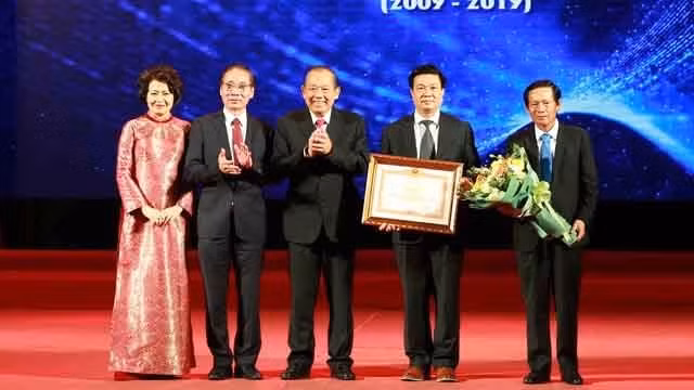 越南律师传统日74周年暨越南律师联合会成立10周年纪念典礼在河内举行 ảnh 1 越南律师传统日74周年暨越南律师联合会成立10周年纪念典礼在河内举行 ảnh 1