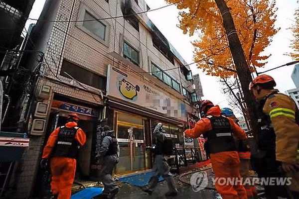韩国一公司爆炸事故:越南驻韩国大使馆代表看望慰问受伤的两名越南工人 ảnh 1 韩国一公司爆炸事故:越南驻韩国大使馆代表看望慰问受伤的两名越南工人 ảnh 1