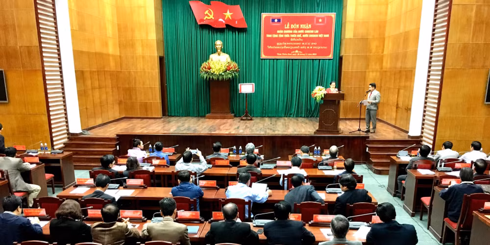 承天顺化省荣获老挝国家主席的一等劳动勋章 ảnh 2