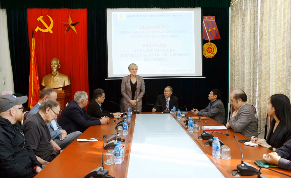 德国左派党代表团对越南橙剂受害者表示同情 ảnh 2 德国左派党代表团对越南橙剂受害者表示同情 ảnh 2