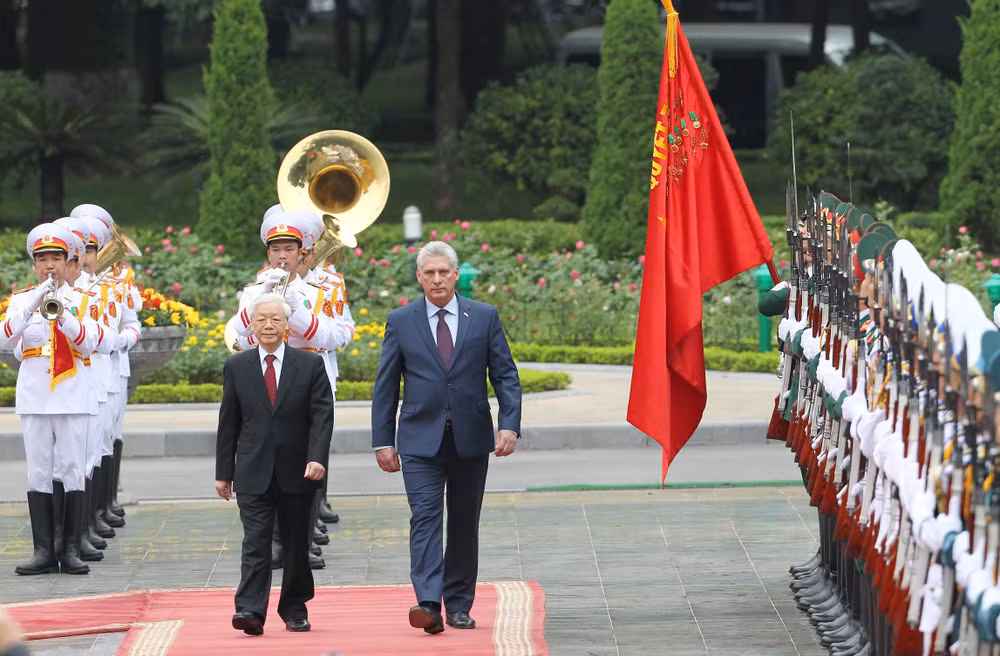 阮富仲举行仪式欢迎古巴国务委员会主席兼部长会议主席到访 ảnh 1 阮富仲举行仪式欢迎古巴国务委员会主席兼部长会议主席到访 ảnh 1