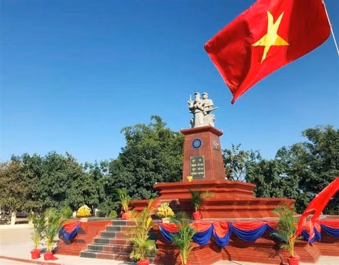 越柬友谊纪念碑在柬埔寨拉塔纳基里省正式落成 ảnh 1