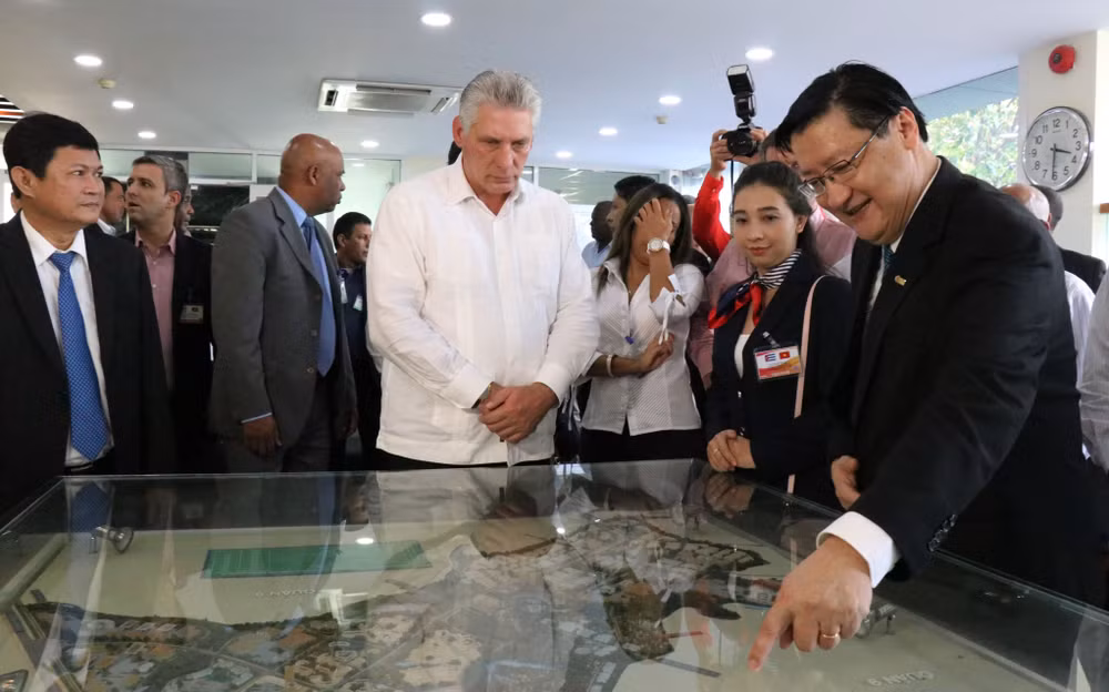 古巴国务委员会主席兼部长会议主席迪亚斯-卡内尔参观了解胡志明市高科技园区模式 ảnh 1 古巴国务委员会主席兼部长会议主席迪亚斯-卡内尔参观了解胡志明市高科技园区模式 ảnh 1