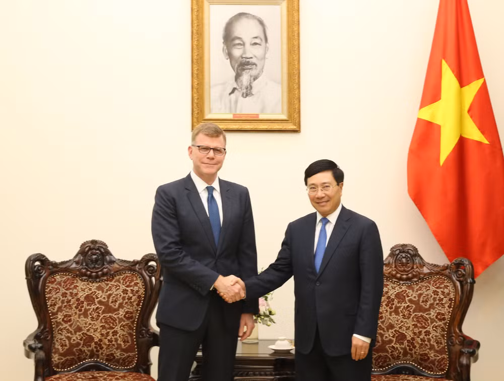 越南政府副总理兼外长范平明会见亚洲开发银行副行长格罗夫 ảnh 1 越南政府副总理兼外长范平明会见亚洲开发银行副行长格罗夫 ảnh 1