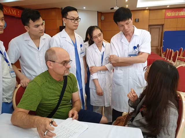 美国整形专家亲赴越南中央耳鼻喉科医院为患者进行整形手术 ảnh 1 美国整形专家亲赴越南中央耳鼻喉科医院为患者进行整形手术 ảnh 1