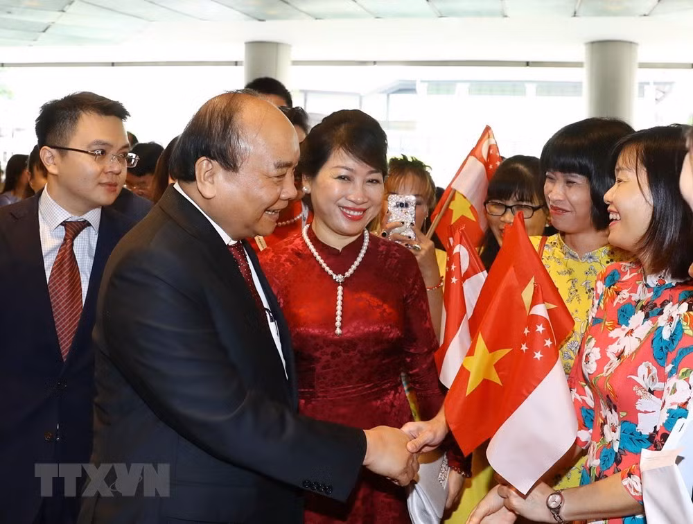 东盟峰会：政府总理阮春福出席越南产品周开幕式并剪彩 ảnh 1