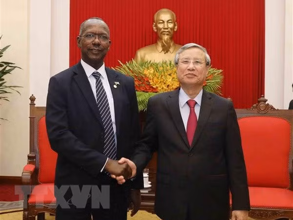 越共中央书记处常务书记陈国旺会见苏丹总统助理、全国大副主席易卜拉欣 ảnh 1 越共中央书记处常务书记陈国旺会见苏丹总统助理、全国大副主席易卜拉欣 ảnh 1