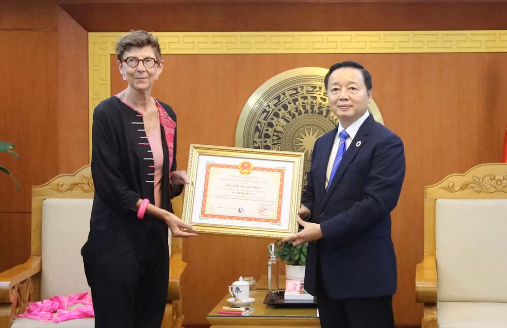 挪威驻越南大使被授予“致力于自然资源与环境事业”纪念章 ảnh 1 挪威驻越南大使被授予“致力于自然资源与环境事业”纪念章 ảnh 1