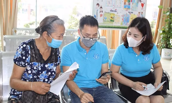 河内市支持贫困者和相对贫困者参加非强制性社会保险 ảnh 1