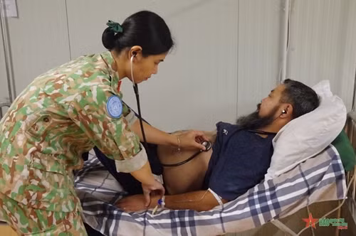 越南蓝色贝雷帽部队成功营救急性胰腺炎患者 ảnh 2