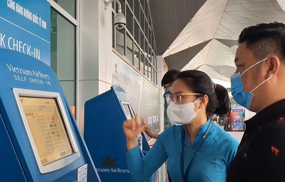 越南国家航空公司在富牌国际机场推出在线值机服务 ảnh 1