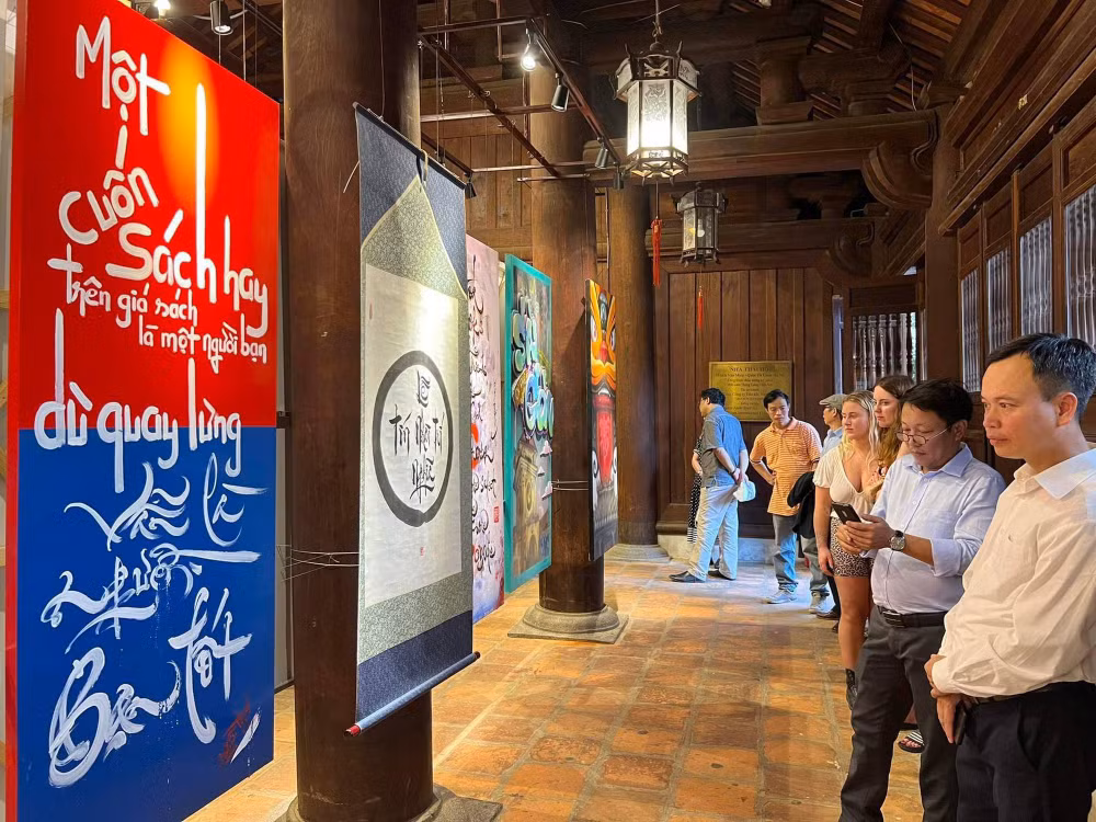 “书法与涂鸦对话”展览展在河内文庙-国子监开展 ảnh 2
