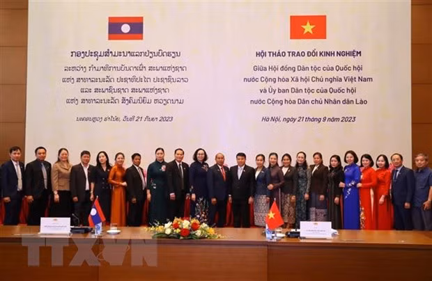 越老两国国会分享民族和可持续减贫经验 ảnh 1