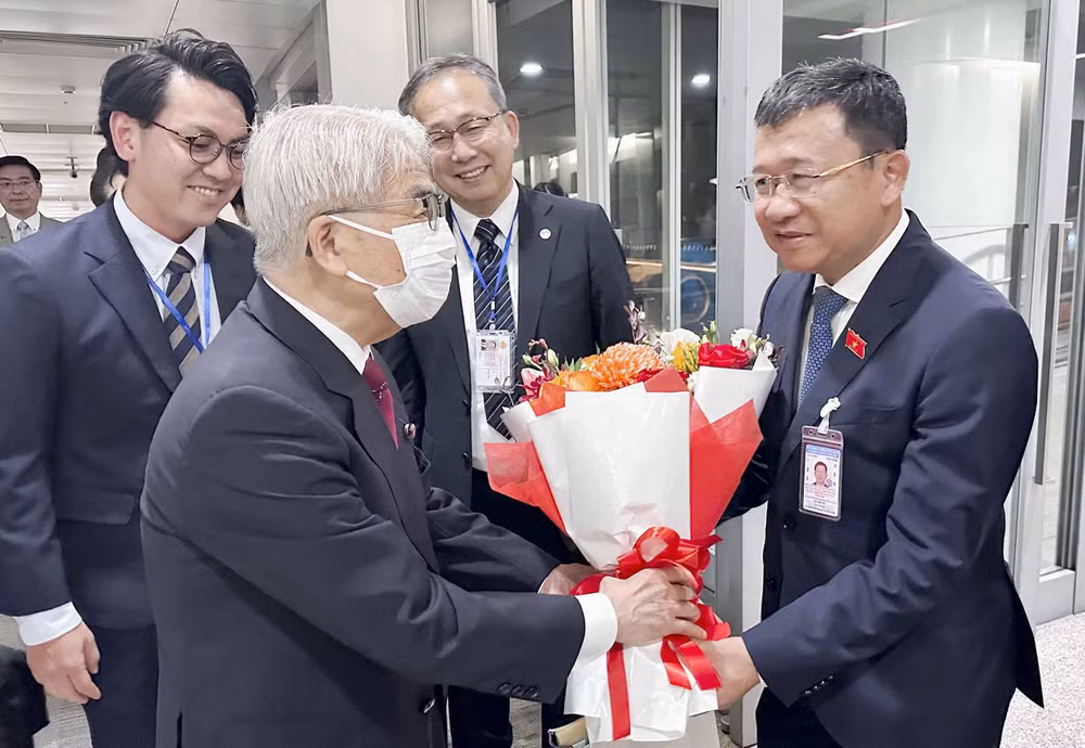 日本参议院议长尾辻秀久抵达河内开始对越南进行正式访问 ảnh 1 日本参议院议长尾辻秀久抵达河内开始对越南进行正式访问 ảnh 1