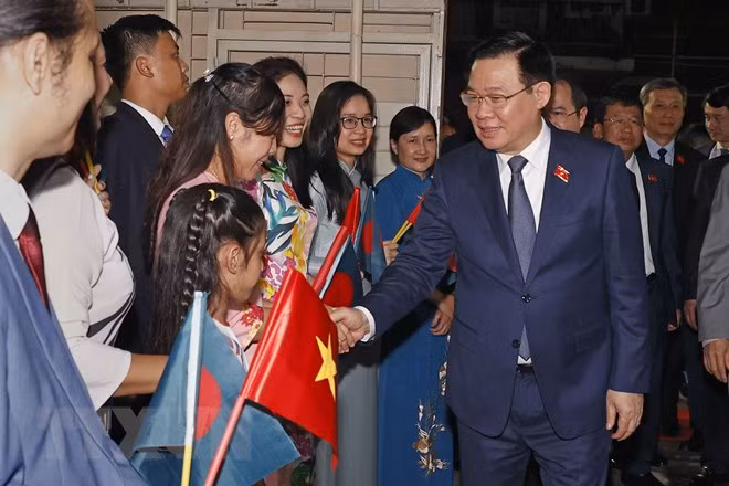 越南国会主席王廷惠造访孟加拉国贝辛科集团 ảnh 2 越南国会主席王廷惠造访孟加拉国贝辛科集团 ảnh 2