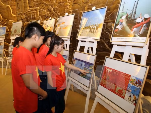 “祖国海洋岛屿”图片展亮相岘港市 ảnh 1 “祖国海洋岛屿”图片展亮相岘港市 ảnh 1