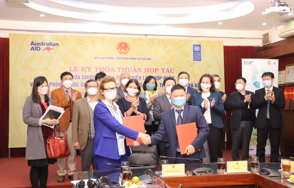越南劳动荣军与社会部同联合国开发计划署签署减贫领域合作协议 ảnh 1