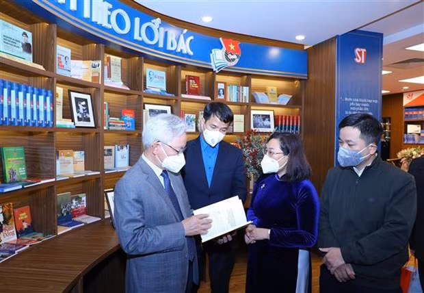 越共中央宣教部部长:维护党的思想基础是保卫祖国保护人民的部分 ảnh 1 越共中央宣教部部长:维护党的思想基础是保卫祖国保护人民的部分 ảnh 1