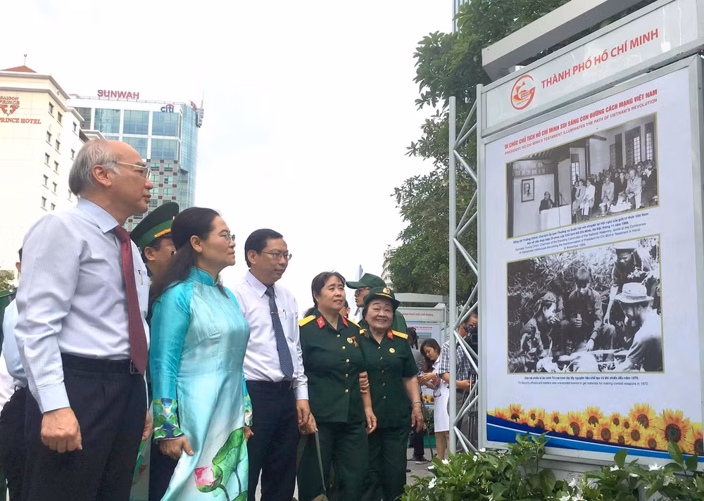 “纪念胡志明主席遗嘱落实50周年”图书展在胡志明市举行 ảnh 2 “纪念胡志明主席遗嘱落实50周年”图书展在胡志明市举行 ảnh 2