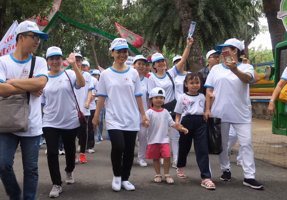 胡志明市:近3000人参加为橙毒剂受害者步行活动 ảnh 2 胡志明市:近3000人参加为橙毒剂受害者步行活动 ảnh 2
