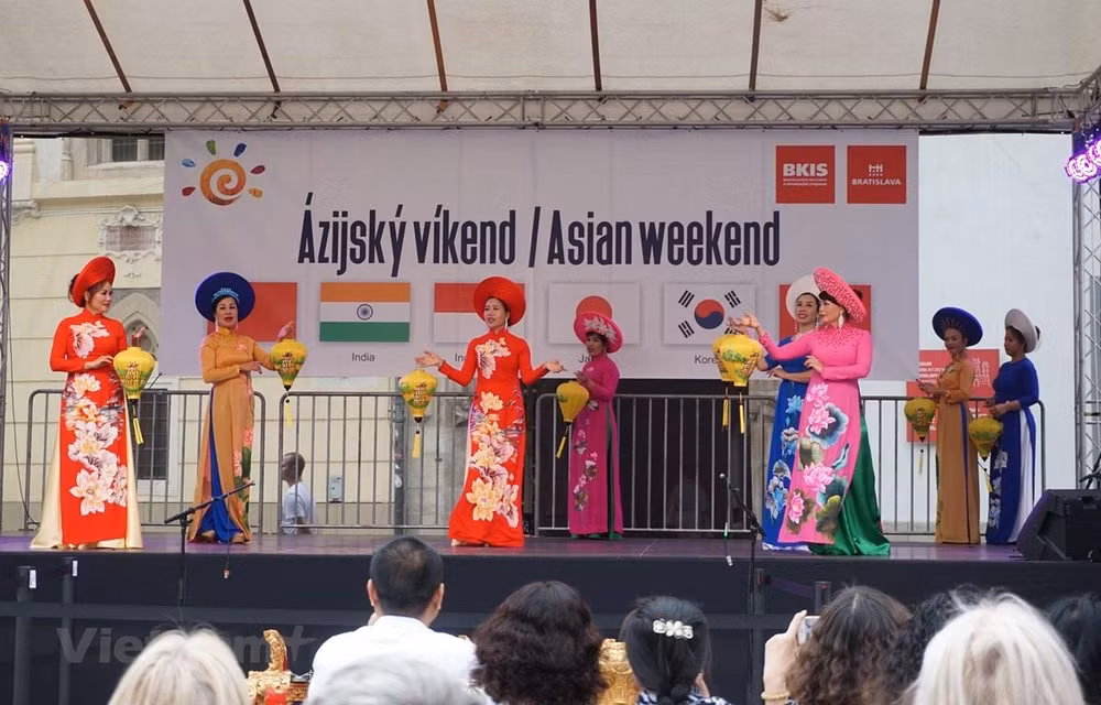 充满越南特色的“ASIAN WEEKEND 2019”文化节在斯洛伐克举行 ảnh 1 充满越南特色的“ASIAN WEEKEND 2019”文化节在斯洛伐克举行 ảnh 1
