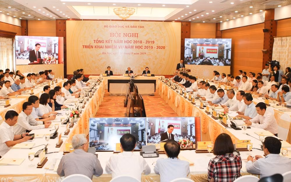 越南政府总理阮春福:严格处理“有名无实”的大学 ảnh 1