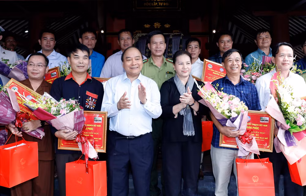 阮春福、阮氏金银等党和国家领导人给胡志明主席祠堂上香献花 ảnh 2 阮春福、阮氏金银等党和国家领导人给胡志明主席祠堂上香献花 ảnh 2