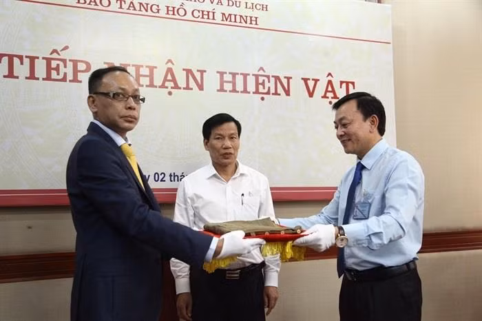 胡志明博物馆接收胡志明主席送给王志生的纪念物 ảnh 1